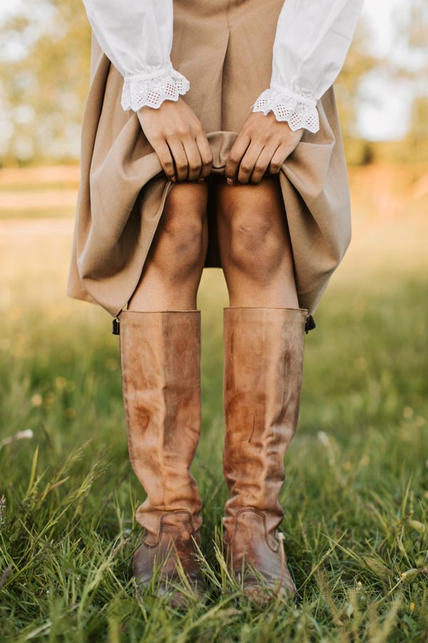 woman-entrepreneur-nature-knees
