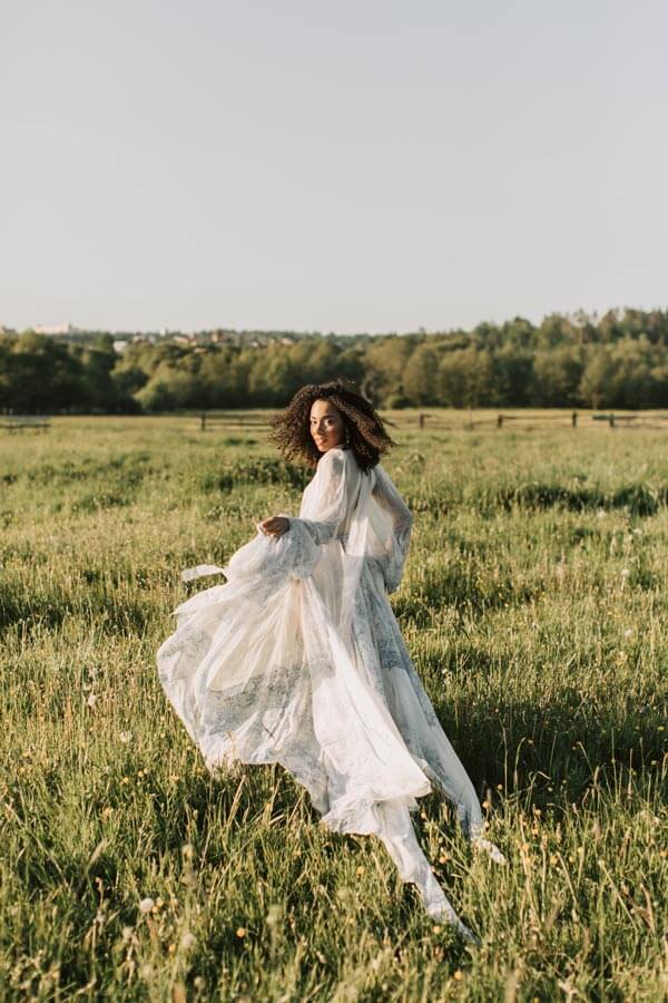 woman-entrepreneur-walk-turn-nature